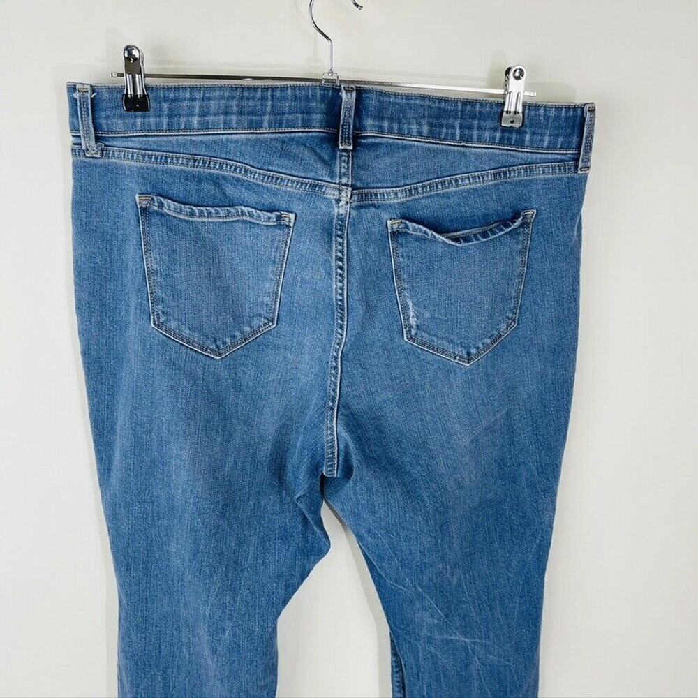 Old Navy Womans Sz 18 Power Straight Jeans Blue Pockets Distressed Comfort Waist - Picture 6 of 7